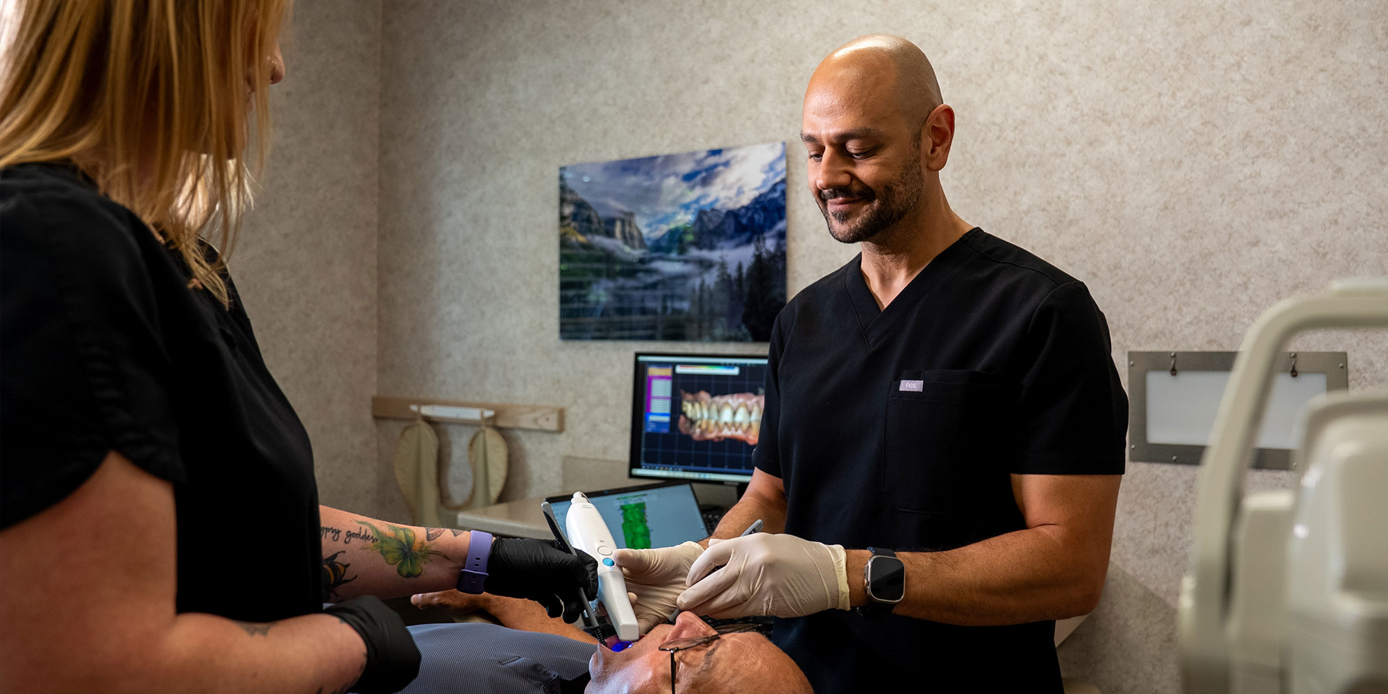 doctor taking a 3d scan of Patients teeth
