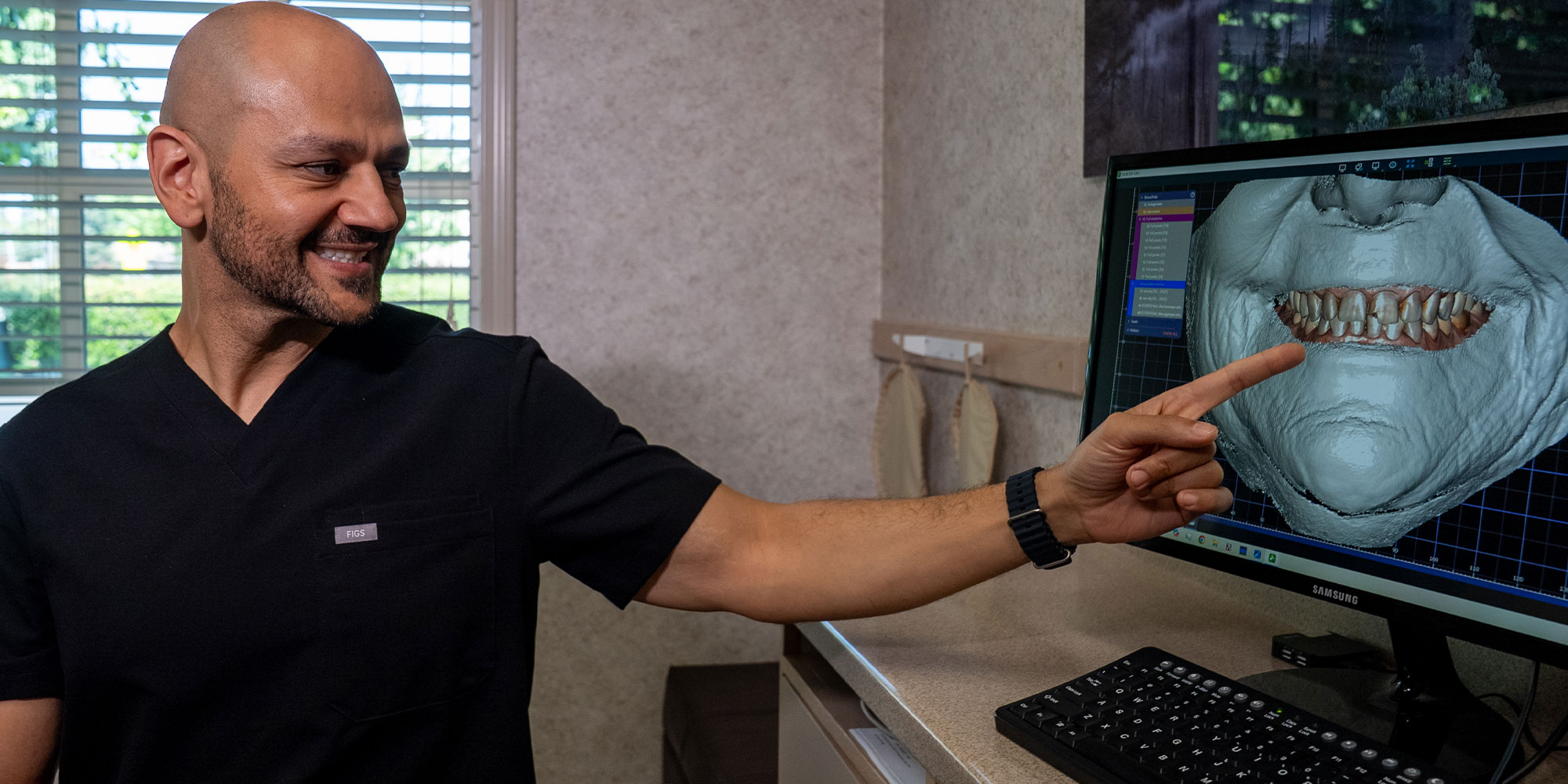 doctor pointing at 3d scan of Patients mouth